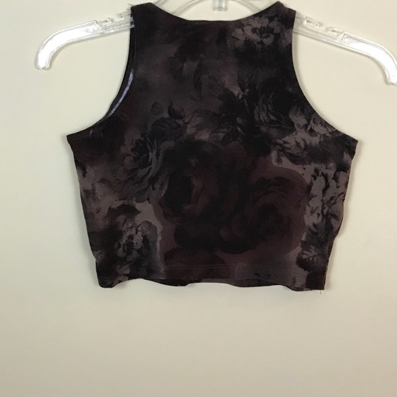 Brandy Melville Cropped Sleeveless Shirt - Picture 5 of 7